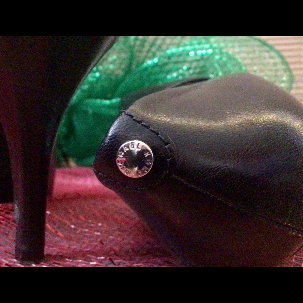 MK! The perfect pump!  Modest 3”heel Beautiful - Picture 4 of 15